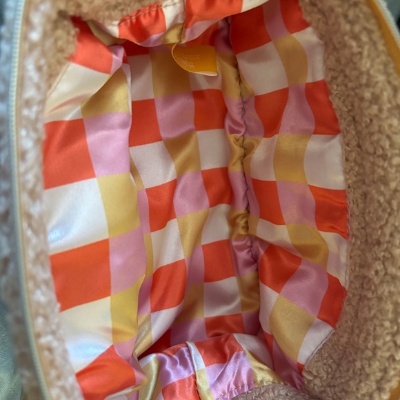 Super cute fuzzy Winnie the Pooh Disney x Spectrum make up cosmetic bag - Picture 5 of 6